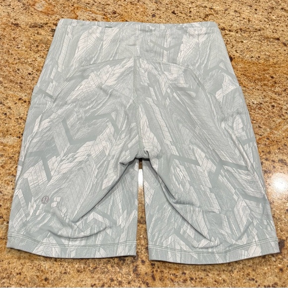 Lululemon Swift Speed High-Rise Shorts Reverberate Chevron Silver Blue Wht Sz 8 - Picture 6 of 8